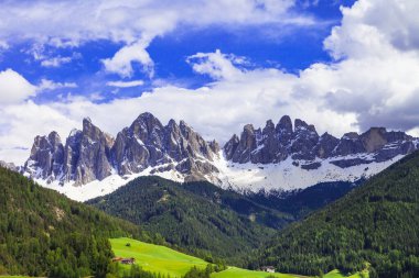 Dolomit dağlarının etkileyici kayaları. Vall di Funes, Kuzey İtalya.
