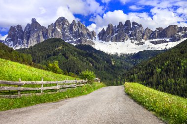Doğa güzelliği - İtalya 'nın kuzeyindeki Dolomitler Alp Dağları, Val di Funes.