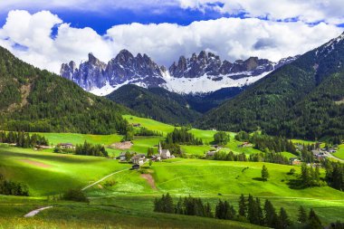 Idylllic doğa manzarası - etkileyici Dolomite dağları, Vall di Funes. İtalya.