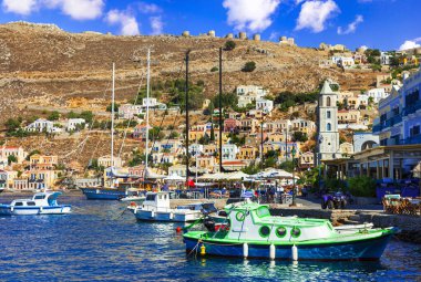 Yunanistan 'a Seyahat - Dodecanese' de Rodos yakınlarında renkli ada Simi (Symi).