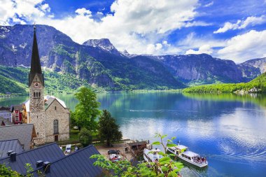 Avrupa 'nın en güzel göllerinden biri Avusturya' daki Hallstatt..