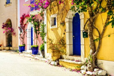 En güzel Yunan köyleri - Cefalonia 'nın renkli Assos' ları. İyon adası.