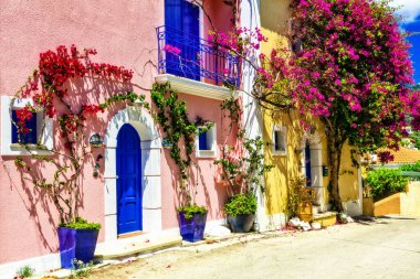 En güzel Yunan köyleri - Cefalonia 'nın renkli Assos' ları. İyon adası.