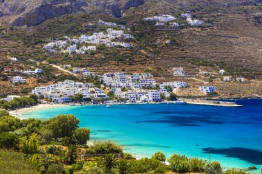 Geleneksel Yunanistan - beyaz evler ve turkuaz deniz. Amorgos adası.