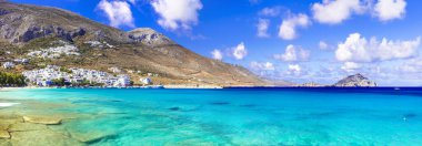 Harika Yunanistan - Amorgos adası. Güzel sahil Aegiali turkuvaz denizi ve dağlarıyla.