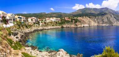 Kefalonia 'daki güzel sahil köyü Assos. Yunanistan 'ın İyon Adaları.