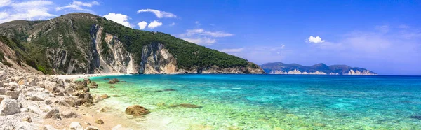 Kefalonia Adasının Iyi Plajları Mirtos Körfezi Turkuaz Deniz Dağlarla Manzaralı — Stok fotoğraf