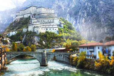 Ozan kalesi (kale) veya Castello di Bard - Valle dAosta, İtalya 'daki büyük ortaçağ şatosu.