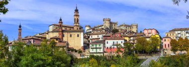 Resim ortaçağ köyü (borgo) ve kale - Castiglione d 'Asti, Piemonte, İtalya.