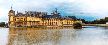 Fransa 'nın güzel kaleleri ve tarihi anıtları - Chantilly Kraliyet Şatosu.