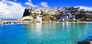 Kayadaki güzel beyaz kasaba ve Puglia, İtalya 'daki geleneksel sahil köyü Peschici. İtalyan yaz tatili