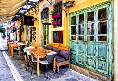 Renkli geleneksel Yunanistan serisi - Girit adasının Rethymno kentindeki küçük sokak restoranları.