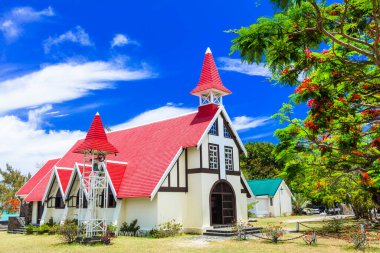 Güzel Mauritius adasının simgeleri - çiçek açan parlak ağacı olan kırmızı kilise, Kaptan Malheureux.