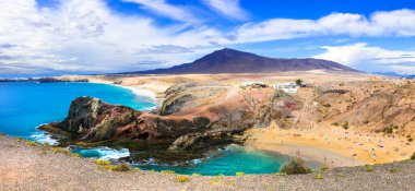 Volkanik Lanzarote 'nin eşsiz renkli plajları. Papagayo plajı. Kanarya adaları