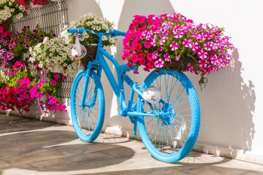 Çiçekli eski bisiklet - sokak ya da bahçe dekoarasyonu fikirleri