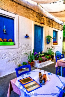 Tipik Yunan sokak restoranları (tavernaları). Paxos. Yunanistan 'ın İyon Adası