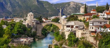 Bosna-Hersek 'in ünlü köprüsü, popüler turizm beldesi Mostar' ın ikonik güzel bir kasabası.