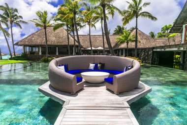 Yüzme havuzu ve egzotik barı olan lüks 5 yıldızlı tatil köyü, Constance Belle Mare Plage. Mauritius Adası. Pointe de Flacq, Belle Mare. Şubat 2020