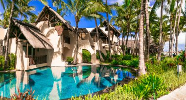 Yüzme havuzu ve otel odaları olan lüks 5 yıldızlı tatil köyü Constance Belle Mare Plage. Mauritius Adası. Pointe de Flacq, Belle Mare. Şubat 2020