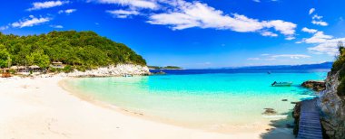 Yunanistan tatili. İyon adalarının en iyi plajlarından biri olan Antipaxos 'taki Vrika' da beyaz kumlar ve turkuaz deniz.