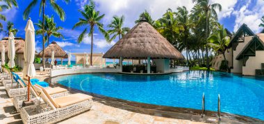 Yüzme havuzu ve otel odaları olan lüks 5 yıldızlı tatil köyü Constance Belle Mare Plage. Mauritius Adası. Pointe de Flacq, Belle Mare. Şubat 2020