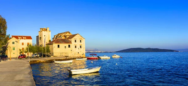 Kaunis Rannikkokaupungeissa Kroatiassa Kohtalainen Kastella Dalmatiassa Näkymä Kastel Stafilic Kylä — kuvapankkivalokuva