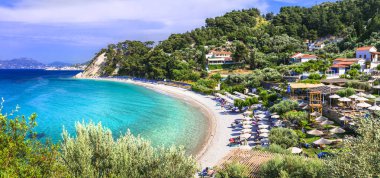 Mavi bayraklı Yunanistan 'ın en iyi plajları - Turkuaz denizli Tsamadou. Samos Adası