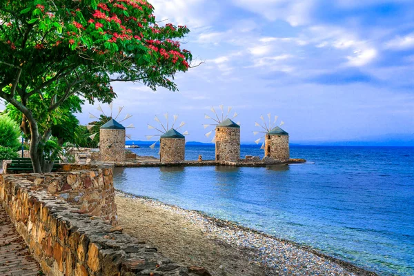 Otantik Geleneksel Yunanistan Manzarası Deniz Kenarındaki Eski Yel Değirmenleri Chios — Stok fotoğraf