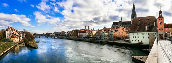 ドイツの美しい町 ドナウ川を渡って風光明媚な中世のレーゲンスブルク バイエルンのランドマーク — ストック写真