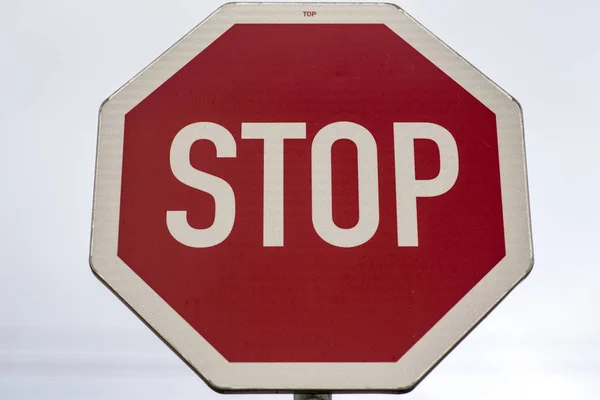 Stoppskylt nära vägen — Stockfoto