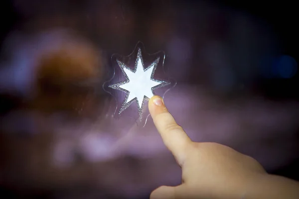Criança mão e dedo tocando decoração estrela — Fotografia de Stock