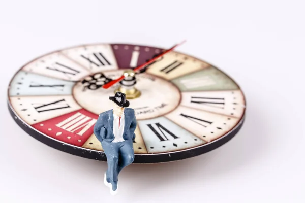 Modell des Menschen, der auf einer schönen alten Uhr sitzt — Stockfoto