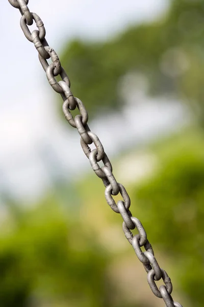 Detalj av kedjan med grön bakgrund — Stockfoto