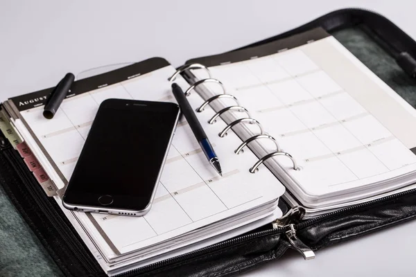 Planering koncept - kalender, mobiltelefon, penna — Stockfoto