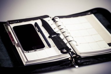 planlama kavramı - takvim, cep telefonu ve bıçak cinayet