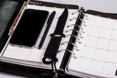 planlama kavramı - takvim, cep telefonu ve bıçak cinayet