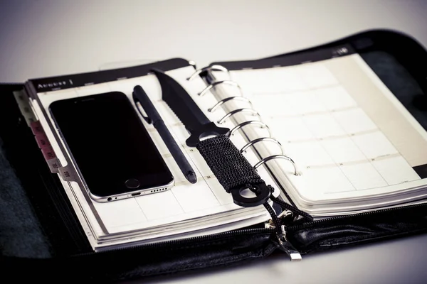 planlama kavramı - takvim, cep telefonu ve bıçak cinayet