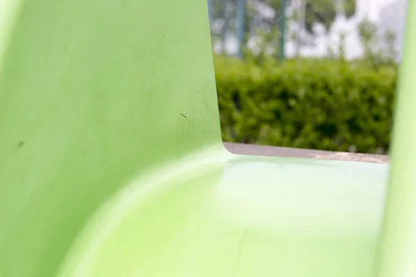 Dziecko zielony zjeżdżalnia na plac zabaw — Zdjęcie stockowe