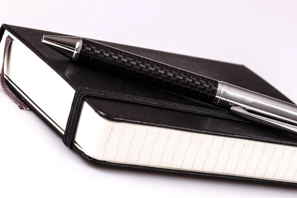 Kalem ve günlük ya da beyaz planlayıcısı — Stok fotoğraf