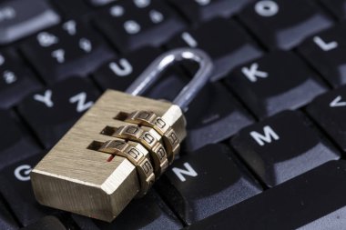 siyah klavye - bilgisayar güvenlik kavramı üzerinde altın kilit