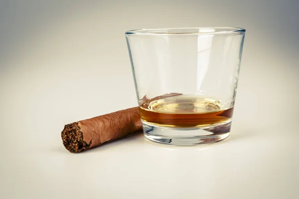 Bebida cara de whisky o ron con cigarro sobre blanco —  Fotos de Stock