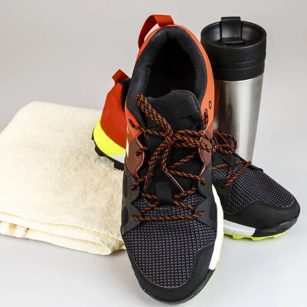 Chaussures de course avec serviette et bouteille - préparez-vous à courir dans la nature — Photo