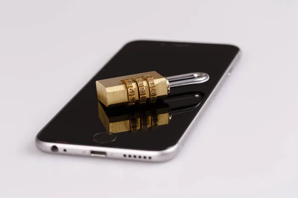 Mobiltelefon säkerhet - lås och telefon på vit — Stockfoto