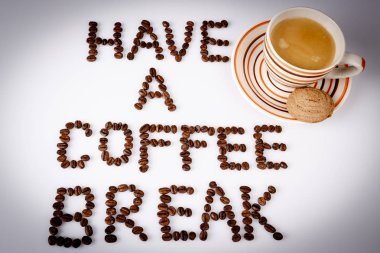 Beyaz fincan kahve ile fasulye bir kahve molası var