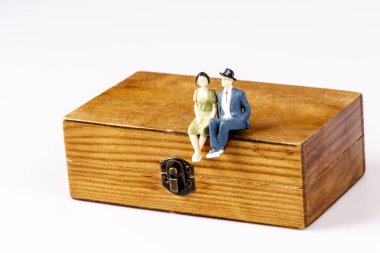 oyuncak modelleri eski ahşap kutu üzerinde oturan Çift