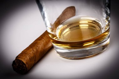 viski ya da rom beyaz puro ile pahalı içki