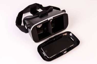 sanal gerçeklik simülatörü gözlük için smartphone üzerinde beyaz