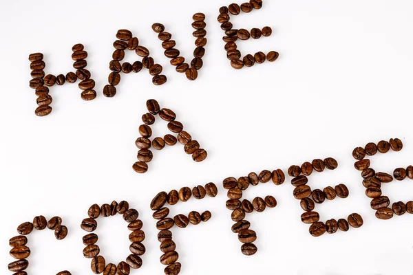 Abbia una pausa di caffè da fagioli su bianco — Foto Stock