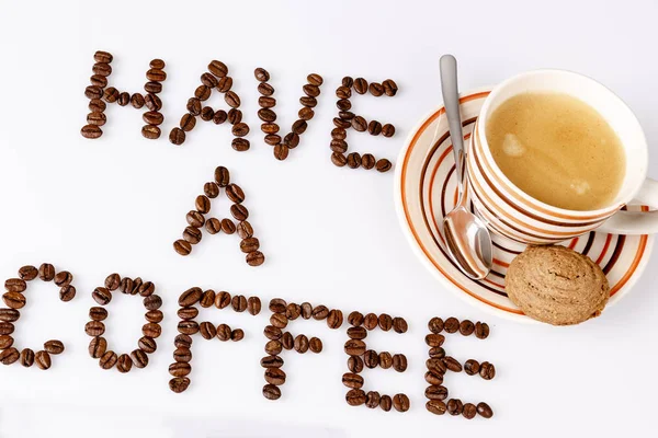 Kaffeepause von Bohnen auf Weiß mit Tasse Kaffee — Stockfoto