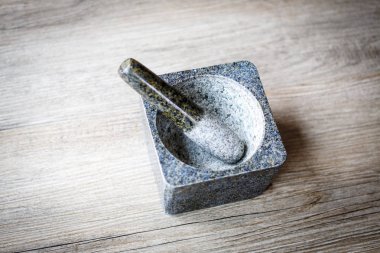 ahşap arka plan üzerinde taş harç